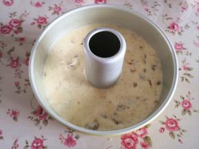 11.	再把拌好的面糊倒入6寸烟囱模具中，往桌上轻摔几下震出大气泡，