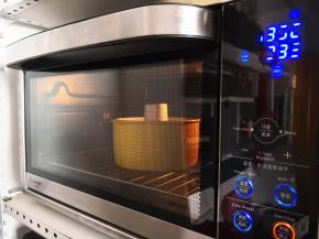 12.	送入预热的烤箱里，上下火，180度，最下层烤30分钟，