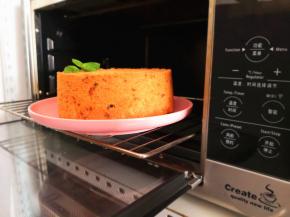 13.	出炉马上轻摔几下就倒扣晾凉，脱模。