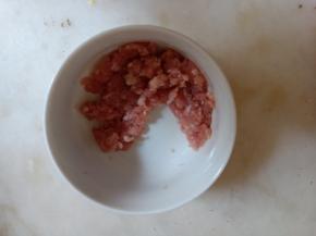 猪肉糜用柠檬汁、盐腌渍一会。