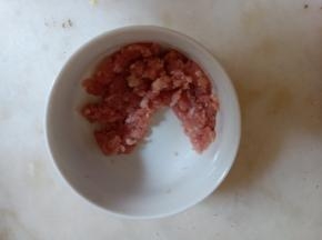猪肉糜用柠檬汁、盐腌渍一会。