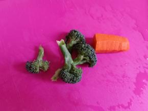 西蓝花、胡萝卜洗净，胡萝卜去皮。