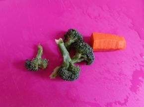 西蓝花、胡萝卜洗净，胡萝卜去皮。