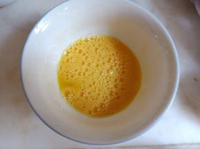 鸡蛋打散打匀。