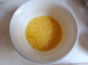 鸡蛋打散打匀。