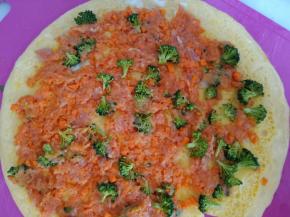 放入猪肉糜，西蓝花、胡萝卜碎抹匀。