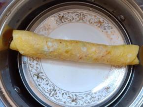 卷起来，放入锅内大火蒸20分钟。