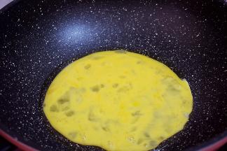 锅中倒入适量的食用油烧热，倒入鸡蛋液