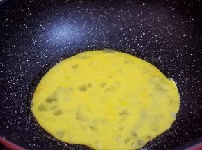 锅中倒入适量的食用油烧热，倒入鸡蛋液