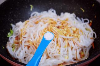 加入盐，翻炒均匀