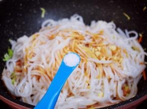 加入盐，翻炒均匀
