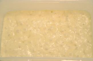 将波兰种材料混合均匀，盖好入冰箱冷藏约17小时。