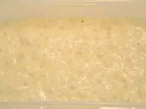 将波兰种材料混合均匀，盖好入冰箱冷藏约17小时。