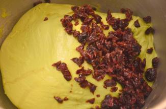 低档揉至黄油吸收后转3档揉面。面团揉至有较好的拉抻性，加入稍切碎泡软的蔓越莓干，低档揉合即可。