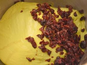 低档揉至黄油吸收后转3档揉面。面团揉至有较好的拉抻性，加入稍切碎泡软的蔓越莓干，低档揉合即可。