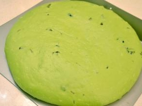 低档揉至黄油吸收后转3档揉面。面团揉至有较好的拉抻性，加入稍切碎泡软的蔓越莓干，低档揉合即可。