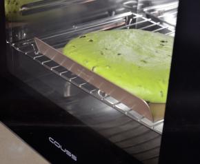 CF-100A发酵箱，设置温度28度，湿度70%，底部水盘加水加湿，面团放入进行基础发酵至约2倍大小。