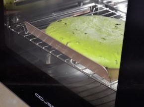 CF-100A发酵箱，设置温度28度，湿度70%，底部水盘加水加湿，面团放入进行基础发酵至约2倍大小。