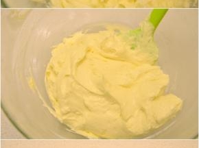 制作馅料：将室温软化的奶油奶酪搅拌至顺滑，再加入糖粉，奶油和牛奶，搅拌均匀后装入裱花袋，备用。