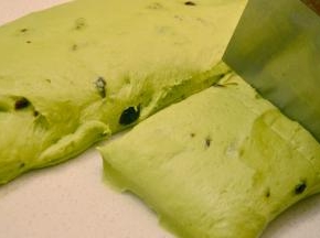 发酵好的面团取出，稍排气后分成8等份。