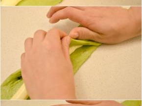 在面团中间挤上一条奶酪馅，收好接口成圆条状。