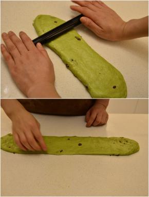 取醒好的面团，排出大的气体，擀成较长的长片状后翻面。