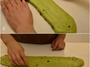 取醒好的面团，排出大的气体，擀成较长的长片状后翻面。