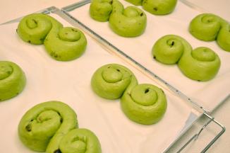 做好所有的面团，排入垫油纸的烤盘。