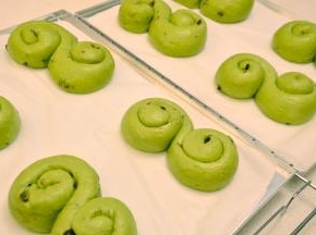 做好所有的面团，排入垫油纸的烤盘。