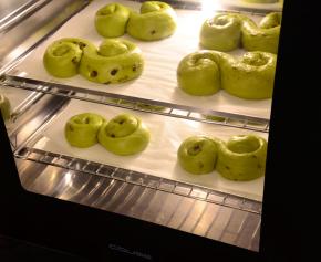 CF-100A发酵箱，温度设定32度，湿度80%，底部水盘加水加湿，面团放入发酵至约1.5-2倍大小。