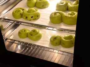 CF-100A发酵箱，温度设定32度，湿度80%，底部水盘加水加湿，面团放入发酵至约1.5-2倍大小。