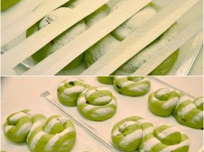 发酵好的面团取出，上面放剪成间隔条状的纸片，筛一层面粉。