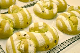 烘烤结束，面包立即出炉脱出烤盘放网架上晾凉即可。