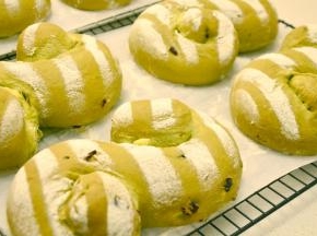 烘烤结束，面包立即出炉脱出烤盘放网架上晾凉即可。