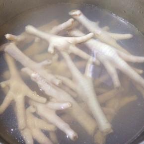 瘦肉、鸡脚冷水下锅，汆烫后捞出用清水多冲洗几遍