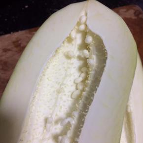 青木瓜切开，拿勺子把里面的瓤和籽刮干净