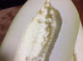 青木瓜切开，拿勺子把里面的瓤和籽刮干净