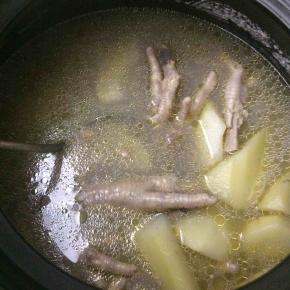 出锅前加入适量盐调味即可。菜谱的盐量仅供参考，不同的炉具不同的时间煲出来的汤量有所不同，所以盐自己掂量着放