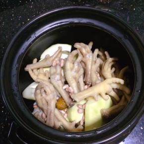 把全部处理好的食材放进汤锅内，放入大约9碗的清水