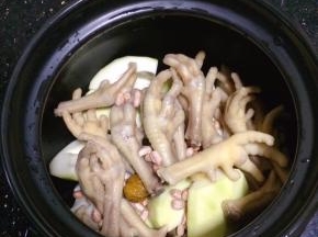 把全部处理好的食材放进汤锅内，放入大约9碗的清水