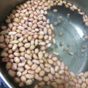 花生放沸水中汆烫一下，去去花生皮的涩味