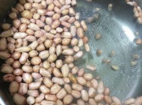 花生放沸水中汆烫一下，去去花生皮的涩味