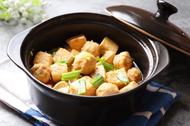 肉丸豆腐砂锅煲