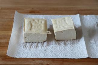 老豆腐冲洗一下用厨房纸吸干表面水分；