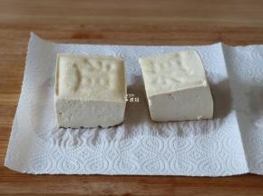 老豆腐冲洗一下用厨房纸吸干表面水分；