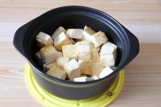 煎好全部放入砂锅内；