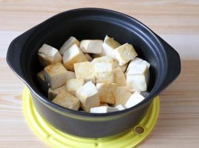 煎好全部放入砂锅内；