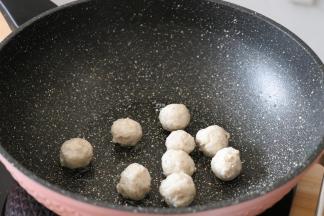 锅内继续倒入珍妮珍馐黄瓜鲜肉儿童肉丸煎至两面金黄；