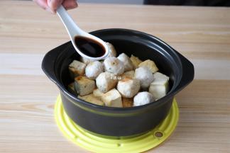 然后肉丸也倒入砂锅里，再加2大勺生抽；