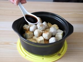 然后肉丸也倒入砂锅里，再加2大勺生抽；